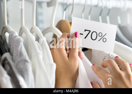 Weibliche Kunden surfen Kleidung in einem Shop. Stockfoto