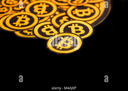 Quito, Ecuador - Januar 31, 2018: Indoor Ansicht der selektiven Fokus der Goldenen Bitcoin Logo. mit kleinen bitcoins Logos rund um das Grosse. Bitcoin cryptocurrency. Business Konzept in einem schwarzen Hintergrund Stockfoto