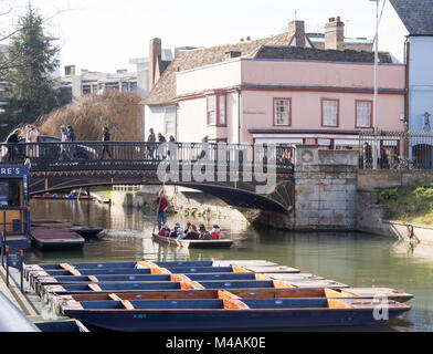 Touristen in Cambridge, UK, 12. Februar 2018, genießen die klassische Erholung von stochern auf dem Fluss Cam von Magdalena Brücke in der Sonne der Geldbuße Stockfoto