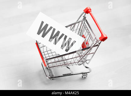 Kauf Domain Name für die Website des Unternehmens. Online Shopping, e-Commerce und Internet Store Konzept. Newsletter und E-Mail-Marketing. Miniatur shopping Auto Stockfoto