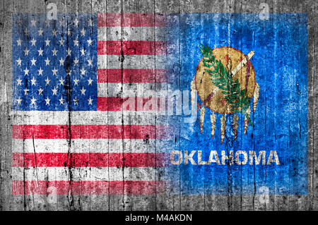 USA und Oklahoma Flag auf der Betonwand Stockfoto