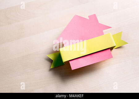 Haus zum Verkauf. Cottage aus Pappe Papier auf Holz- Tabelle. House warming party Vorlage. Leer, leeres Band mit negativen kopieren. Stockfoto