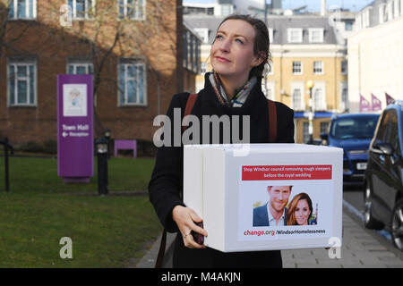 Holly Fishwick liefert eine Petition an Windsor und Maidenhead Rat, in Maidenhead, um Sie zu stoppen Ausbau Rough Sleepers von Windsor Innenstadt vor der Hochzeit von Prinz Harry und Meghan Markle. Stockfoto