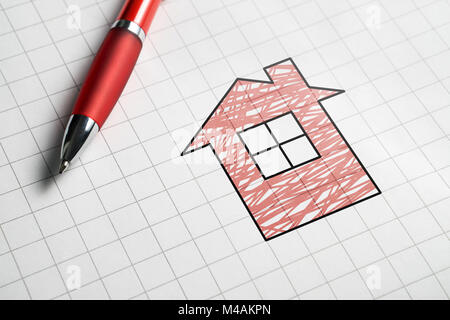 Immobilien und Verkauf oder Kauf von Wohnungen Konzept. Wohnung zum verkauf. Stift, Papier und Zeichnung der Haus. Stockfoto