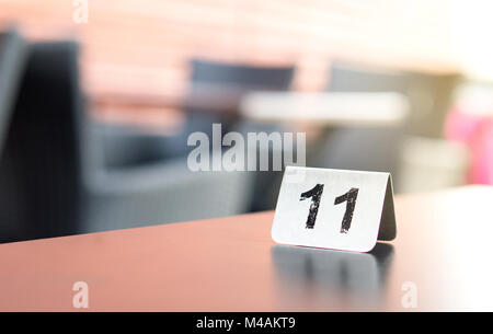 Anzahl Zeichen auf Tisch im Restaurant im Außenbereich Terrasse Reservierung zu zeigen. Kunde wartet für Service oder Essen. Stockfoto