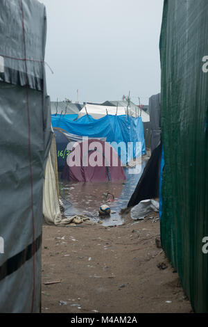 'Strassen' von Calais Flüchtling & inmigrant Camp so genannte den Dschungel nach zwei Tagen intensiver Regen. Pools und Schlamm sind ganz über dem Platz. Stockfoto