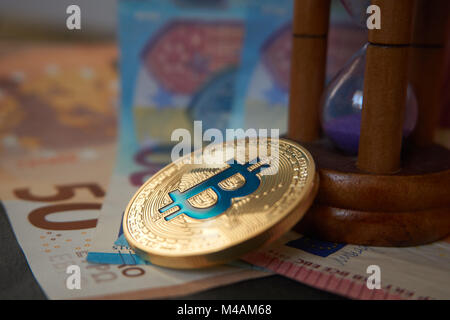 Crypto Währung Konzept - ein bitcoin mit Euro Rechnungen Stockfoto