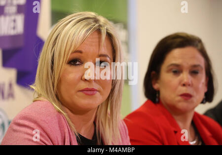 Sinn Fein vice president Michelle O'Neill (links) und Sinn Fein Präsident Mary Lou McDonald auf der Pressekonferenz im Gebäude des Parlaments in Stormont in Belfast. Stockfoto