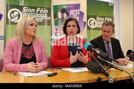 Sinn Fein vice president Michelle O'Neill (links) und Sinn Fein Präsident Mary Lou McDonald (Mitte) und Conor Murphy bei einer Pressekonferenz im Gebäude des Parlaments in Stormont in Belfast. Stockfoto