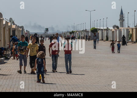 Eine Gruppe von Flüchtlingskindern Spaziergänge durch die Hauptstraße des Kilis Flüchtlingslager in der Türkei, nahe der Grenze zu Syrien. Stockfoto