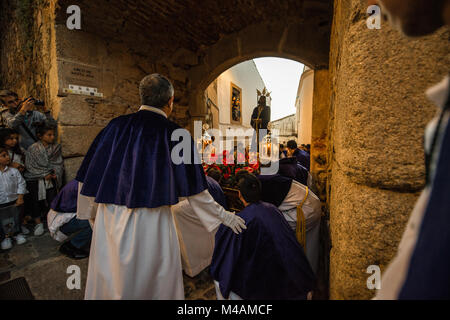 Die königliche und Herzlichsten Bußweg der Bruderschaft, und die Palmen der Brüderlichkeit, des Heiligen Christus der Gute Tod, Unsere Liebe Frau der Hoffnung und der hl. Johannes der Täufer in Cáceres Stockfoto