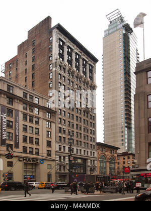 New York, New York, USA. Februar 1, 2018. Ecke der 5th Avenue und der 34th Street in Manhattan Stockfoto