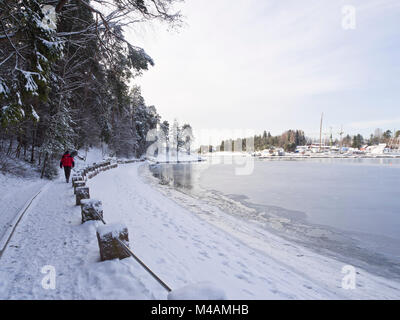 Einen ruhigen Winter Wanderung entlang einem Strand, Bygdøy Sjøbad, im westlichen Teil von Oslo Norwegen Stockfoto
