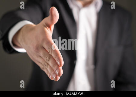 Business Mann bieten und geben für den Handshake. Verkäufer oder Makler schütteln für Abkommen, Abkommen oder Verkauf. Partnerschaft, Einstellung, Erwerb Stockfoto