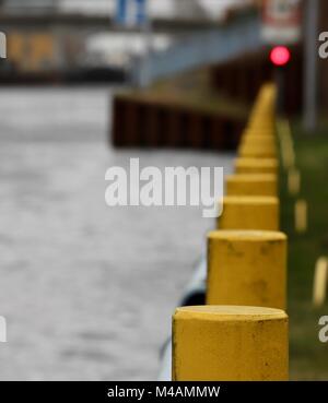 Zeile mit gelben Poller am Ufer der Spree in Berlin. Stockfoto