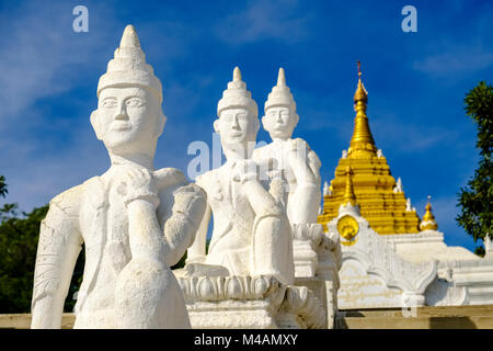 Weißer Buddha Statuen sind flankierende die Treppen zu den goldenen Settawya Pagode in Mingun Paya Stockfoto