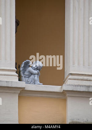 Cute schlafende Engel Dekoration auf einem Balkon Geländer in der St. Hanshaugen Bezirk von Oslo Norwegen Stockfoto