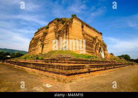 Die gebrochene Ziegel Basis der unvollendete Mingun Paya Pagode in Mingun Stockfoto