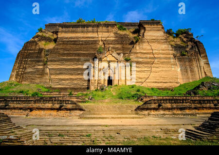 Die gebrochene Ziegel Basis der unvollendete Mingun Paya Pagode in Mingun Stockfoto