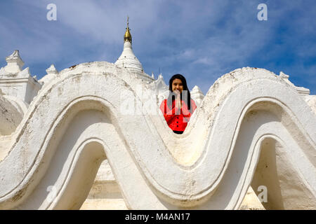 Eine junge Frau ist das Beten im weißen Gebäude Strukturen der Hsinbyume Pagode in Mingun Paya Stockfoto