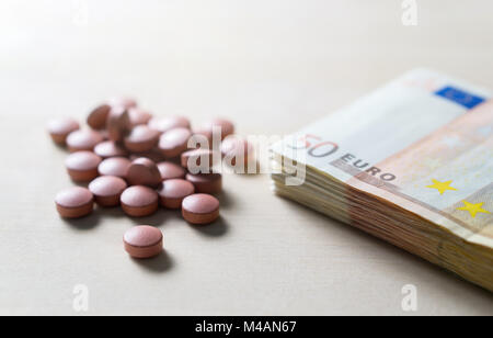 Medical Business oder Preise Konzept. Geld verdienen in der pharmazeutischen Industrie oder Hohe medizinische Kosten. Auch Drogenhandel, Händler oder Handel. Stockfoto