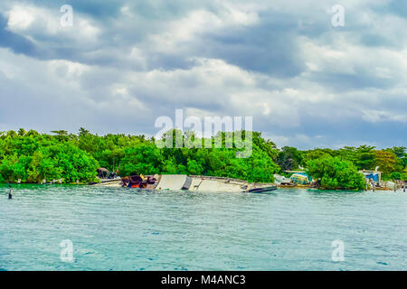 Im freien Blick auf Boot versenkt in der Nähe von Isla Mujeres Insel im Karibischen Meer, rund 13 Kilometer vor der Halbinsel Yucatan Küste. Die Insel ist etwa 7 Kilometer lang und 650 Meter breit Stockfoto