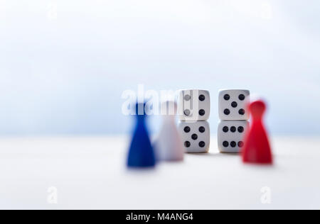 Neun von elf von Würfel- und Brettspiele Schachfiguren mit USA-Flagge Farben. 9-11 Konzept. Stockfoto