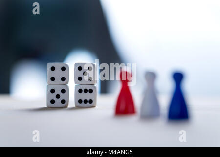 Neun von elf von Würfel- und Brettspiele Schachfiguren mit USA-Flagge Farben. 9-11 Konzept. Stockfoto