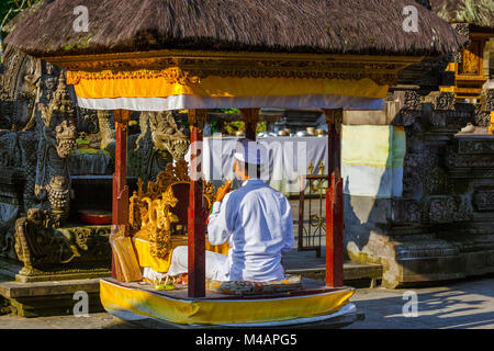 Das Gebet in Tirta Empul Tempel - Insel Bali Indonesien Stockfoto