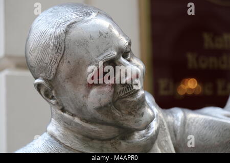 Schöne Náci, war ein bekannter Bratislava Charakter. Diese Statue ist in der Nähe von Mayer Cafe in der Hauptstadt der Slowakei, Bratislava. Stockfoto