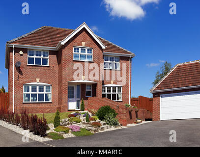 Elegante englische Haus mit Garage Stockfoto