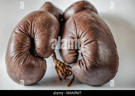 Paar alte braun Leder Boxhandschuhe der 50er Stockfoto