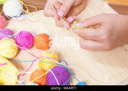 Bunte clews Garn und weibliche Hand Häkeln Stockfoto