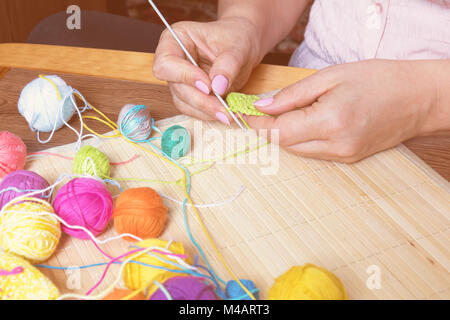 Bunte clews Garn und weibliche Hand Häkeln Stockfoto