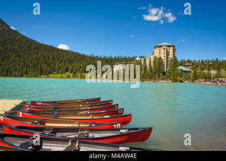 Kanus auf einem Steg am Lake Louise, Banff National Park, Kanada Stockfoto