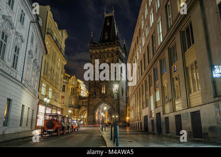 Pulverturm in der Nacht in Prag, Tschechische Republik Stockfoto