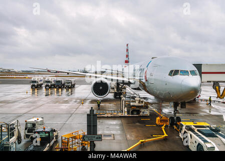 Flugzeug von American Airlines am Flughafen London Heathrow erreichbar Stockfoto