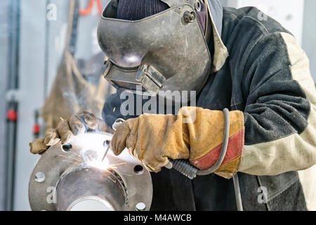 Schweißarbeiten auf die Herstellung von Maschinen und Teile von Pipelines Stockfoto