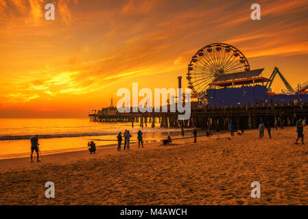 Besucher genießen den Sonnenuntergang über Santa Monica Pier Los Angeles Stockfoto