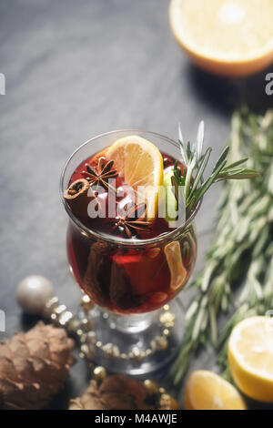 Glühwein mit verschiedenen Gewürzen vertikale Stockfoto