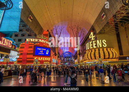 Fremont Street mit vielen Neonröhren und Touristen in Las Vegas Stockfoto