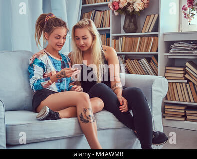 Zwei junge Freundinnen in Freizeitkleidung Spaß Stockfoto