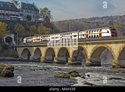 Eisenbahnbrücke in der Nähe von Schaffhausen, in Neuhausen am Rheinfall Stockfoto