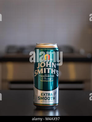 Largs, Schottland, Großbritannien - 14 Februar 2018: eine Dose Bier die beliebte John Smith auf einer Arbeitsplatte in der Küche. Stockfoto