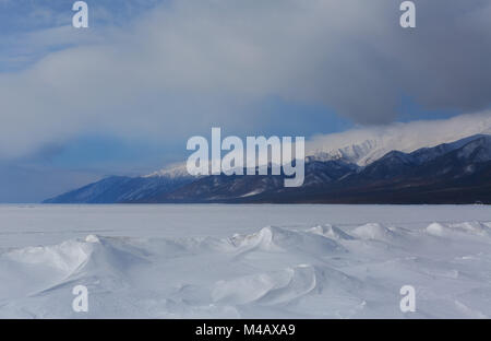 Weißer Strand des Baikalsees und Heilige Nase Halbinsel. Stockfoto