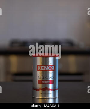Largs, Schottland, Großbritannien - 14 Februar 2018: eine Dose Kenco Americano Kaffee auf eine Arbeitsplatte in der Küche. Stockfoto
