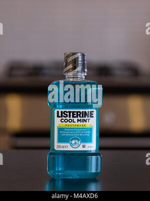 Largs, Schottland, Großbritannien - 14 Februar 2018: eine Flasche Listerine Mundwasser in Cool Mint Geschmack und auf eine Küche arbeiten. Stockfoto