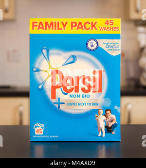 Largs, Schottland, Großbritannien - 14 Februar, 2018: eine Box von Persil nicht Bio Pulver auf einem Küche arbeiten. Stockfoto