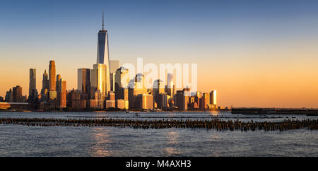 New York City Skyline Financial District (Manhattan) bei Sonnenuntergang über dem Hudson Fluss Stockfoto