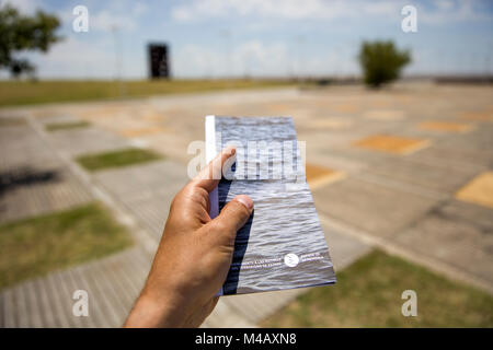 BUENOS AIRES, ARGENTINIEN - 22. JANUAR 2018: die männliche Hand mit Ticket der Erinnerung Park in Buenos Aires, Argentinien. Es ist ein Open Air Museum dedicaed zu Stockfoto